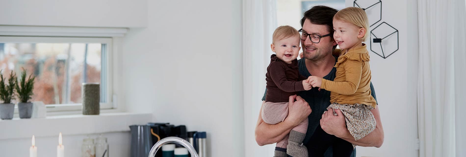 Happy parent with children after Cryos donor eggs success