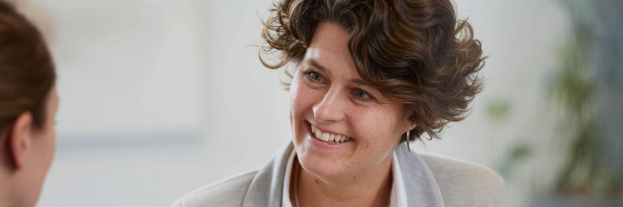 Cryos Clinic Account konsulent der snakker med en samarbejdspartner fra en fertilitetsklinik