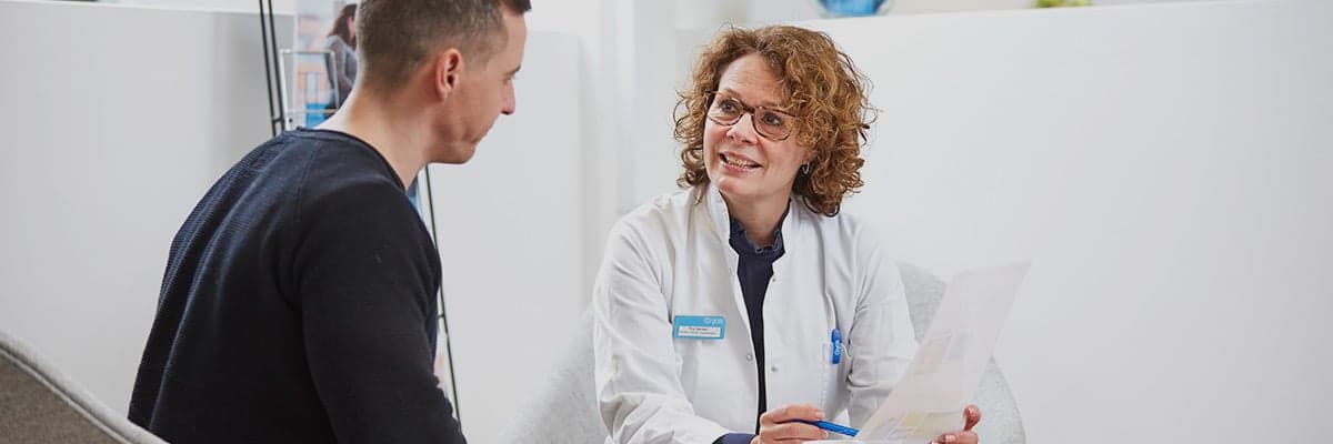 A Cryos employee talking to a sperm donor about his choice A Cryos employee talking to a sperm donor about his choice