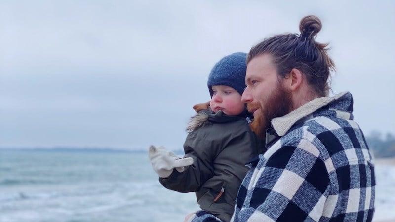 Fredrik is op de wereld gekomen met de hulp van een spermadonor. Hier is hij op het strand met zijn eigen zoon Viggo Tom