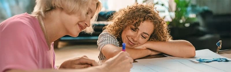 To lesbiske kvinder på vej i fertilitetsbehandling To lesbiske kvinder på vej i fertilitetsbehandling