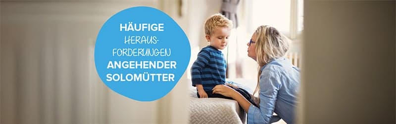 Solomutter spricht mit ihrem Kind Solomutter spricht mit ihrem Kind