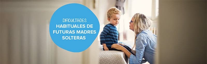 Madre soltera por elección hablando con su hija Madre soltera por elección hablando con su hija