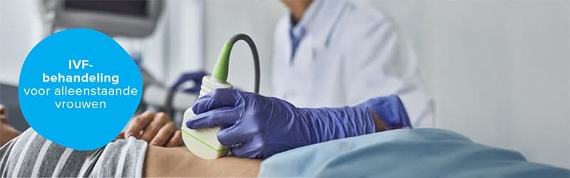 Alleenstaande vrouw die IVF-behandeling ondergaat Alleenstaande vrouw die IVF-behandeling ondergaat