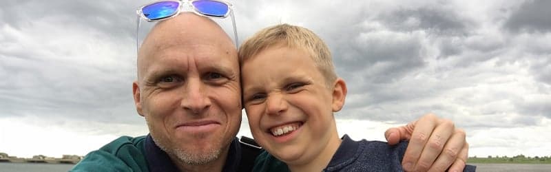 Toen Uffe 10 was, hoorde hij dat hij ter wereld is gekomen met de hulp van een donor. Dit is Uffe samen met zijn eigen zoon Toen Uffe 10 was, hoorde hij dat hij ter wereld is gekomen met de hulp van een donor. Dit is Uffe samen met zijn eigen zoon
