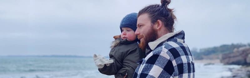 Fredrik is op de wereld gekomen met de hulp van een spermadonor. Hier is hij op het strand met zijn eigen zoon Viggo Tom Fredrik is op de wereld gekomen met de hulp van een spermadonor. Hier is hij op het strand met zijn eigen zoon Viggo Tom