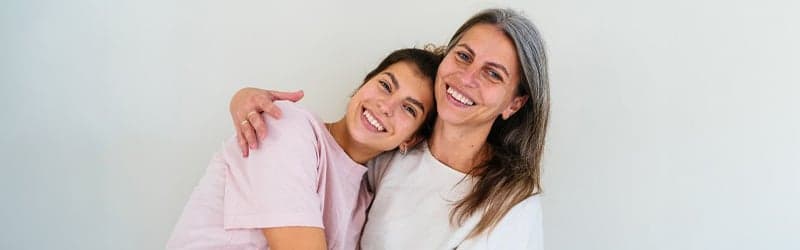 Twee vrouwen in een relatie die wederzijdse IVF-behandeling ondergaan Twee vrouwen in een relatie die wederzijdse IVF-behandeling ondergaan