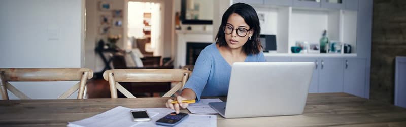 Single woman calculating the cost of having IVF Single woman calculating the cost of having IVF