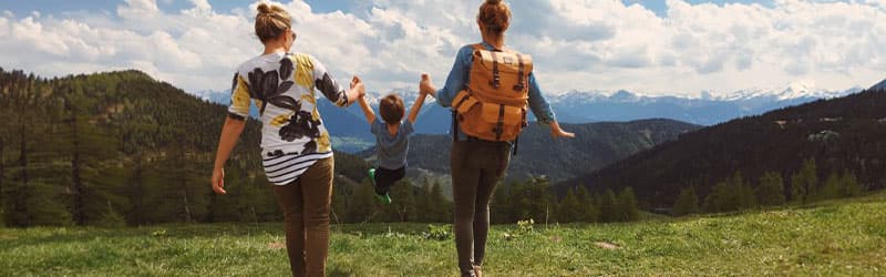 Una familia con dos madres en el monte Una familia con dos madres en el monte