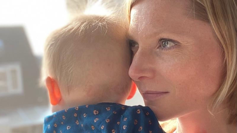 Een Nederlandse alleenstaande moeder met haar kind dat is verwekt ten gevolge van kunstmatige donorbevruchting