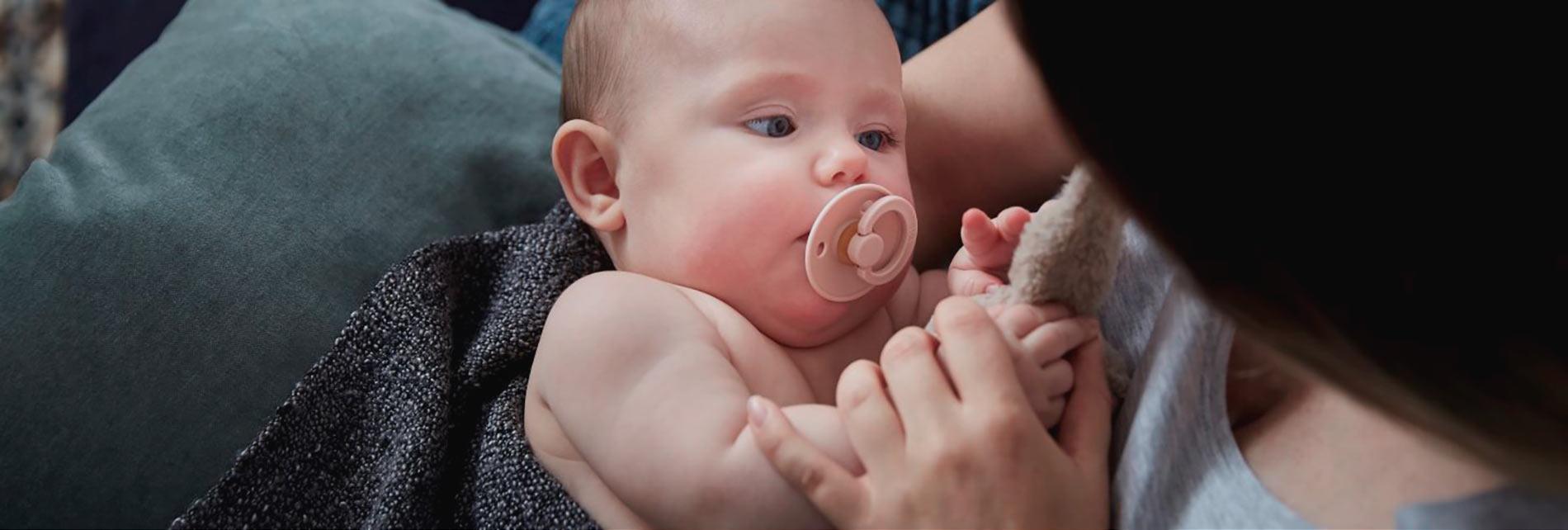Madre con niño concebido con la ayuda de Cryos después de un tratamiento de fertilidad con esperma de donante de alta calidad
