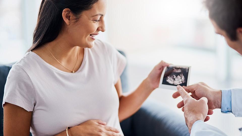 Happy pregnant woman – remember to register your pregnancy with a Cryos donor