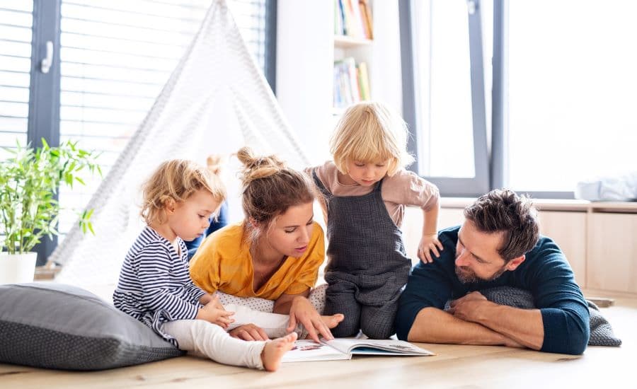 Familie der læser sammen Familie der læser sammen