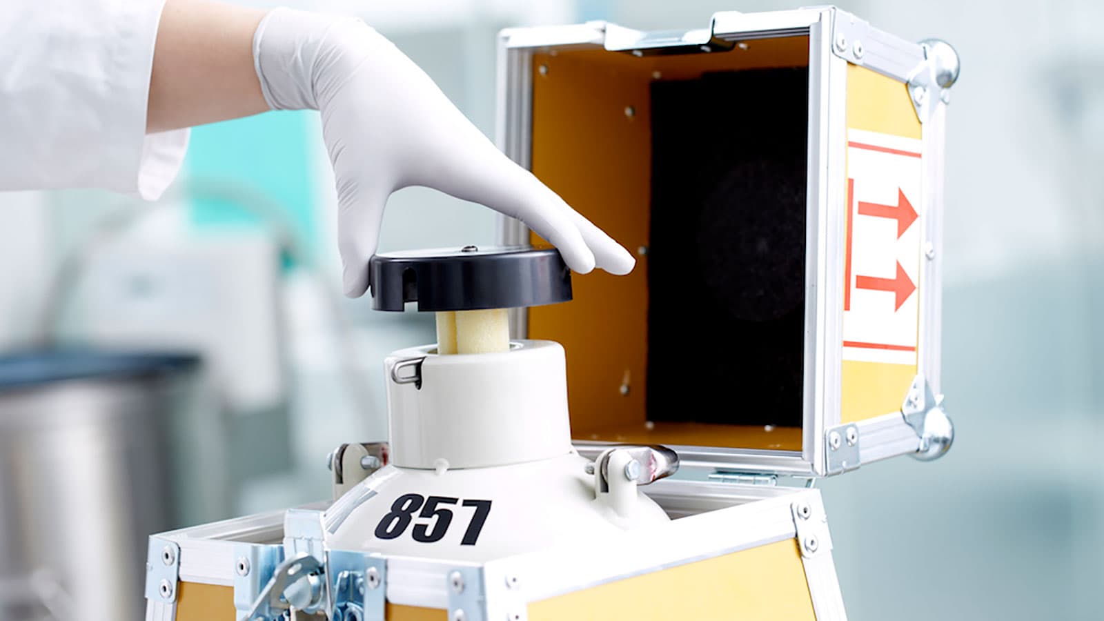 Cryos-werknemer bereidt stikstoftank voor om donorsperma naar een klant te verzenden Cryos-werknemer bereidt stikstoftank voor om donorsperma naar een klant te verzenden