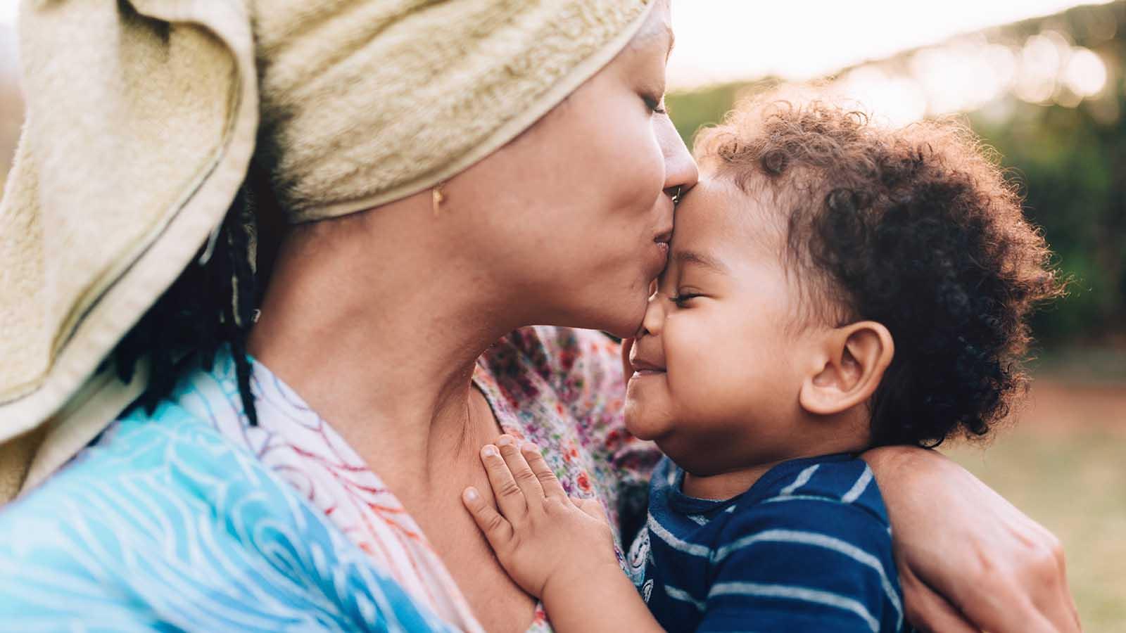 Una mamma insieme al suo bambino concepito con seme di donatore