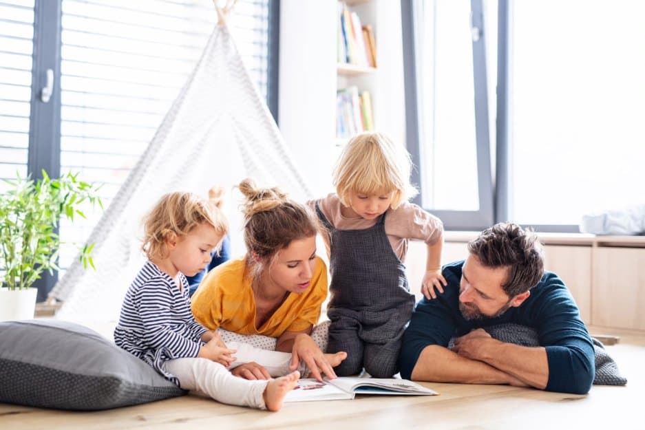 Gezin leest kinderboek - onvruchtbaarheid overwinnen met de hulp van een spermadonor Gezin leest kinderboek - onvruchtbaarheid overwinnen met de hulp van een spermadonor