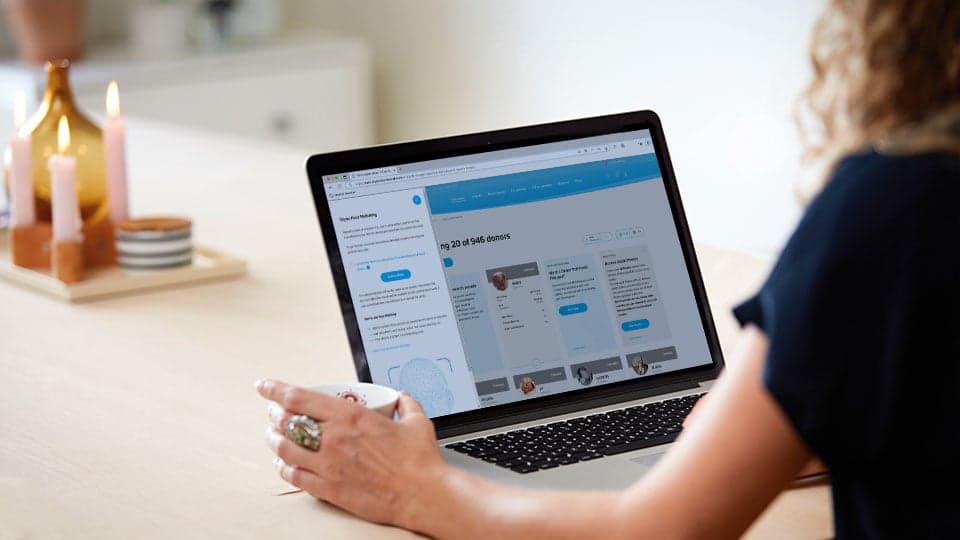 Vrouw die spermadonor vindt met Cryos Face Matching Vrouw die spermadonor vindt met Cryos Face Matching