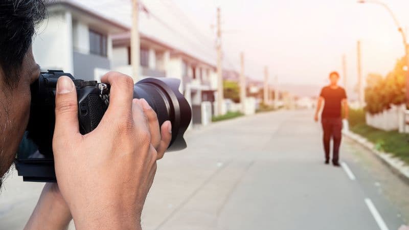 Man fotografeert een andere man Man fotografeert een andere man