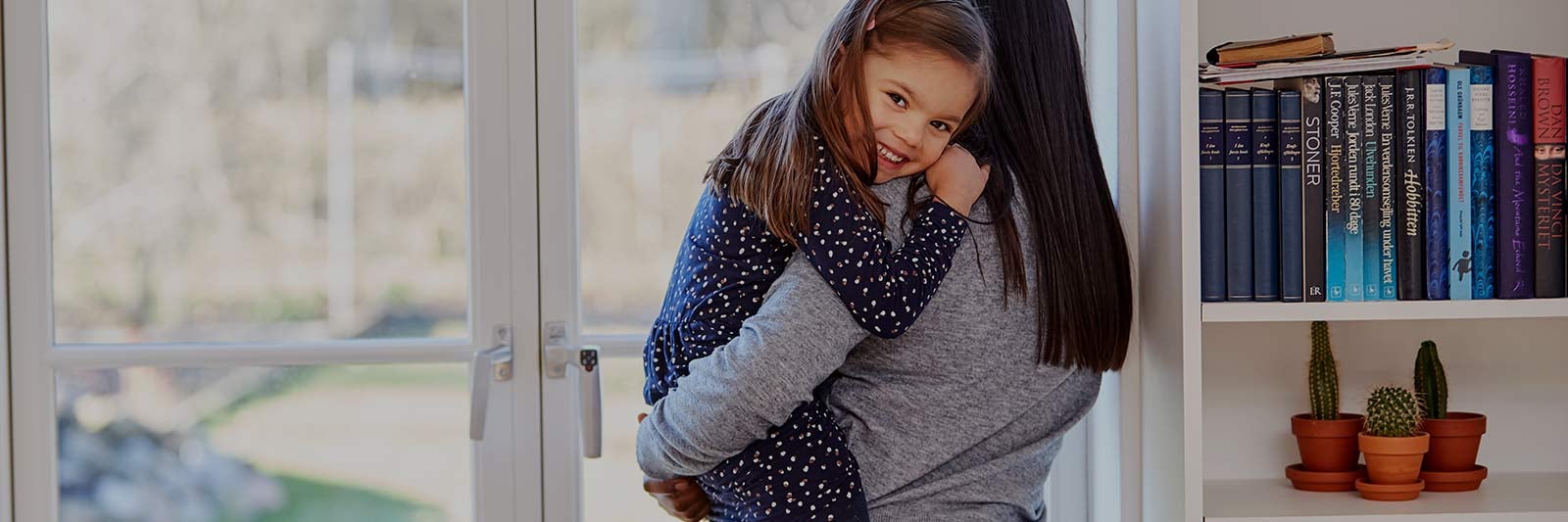 Moeder met prachtige dochter in haar armen – een kind met donorsperma van Cryos-spermabank