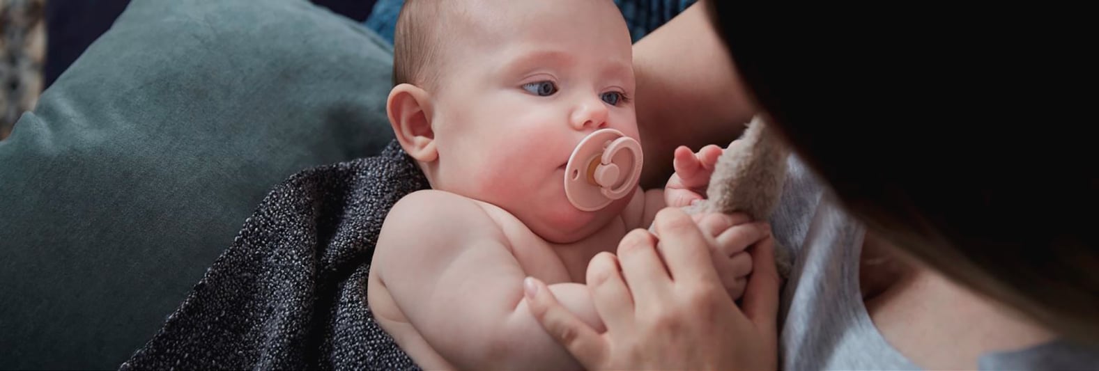Mãe com bebé Cryos após tratamento de fertilidade com esperma de doador de alta qualidade