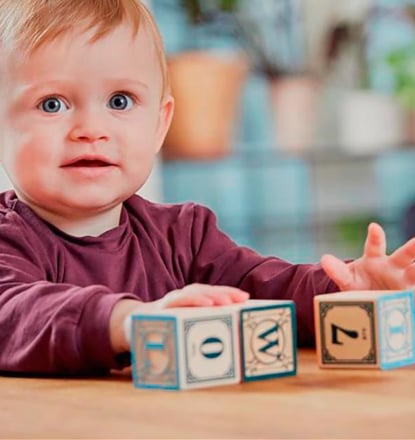 Enfant conçu grâce à un donneur jouant avec des Lego Enfant conçu grâce à un donneur jouant avec des Lego