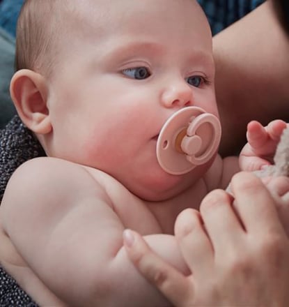 Une femme et son bébé conçu grâce à un traitement de fertilité avec du sperme de donneur de qualité supérieure Cryos Une femme et son bébé conçu grâce à un traitement de fertilité avec du sperme de donneur de qualité supérieure Cryos