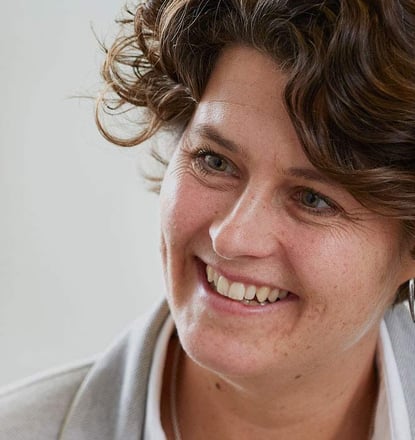 Consulente del Servizio clienti di Cryos che parla con un partner professionale di una clinica di fertilità Consulente del Servizio clienti di Cryos che parla con un partner professionale di una clinica di fertilità