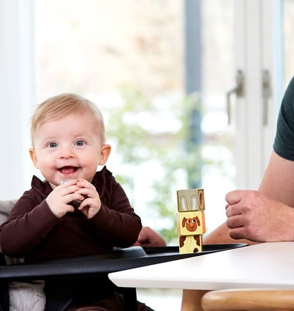 Un papà insieme al figlio concepito con ovuli di donatrice di Cryos