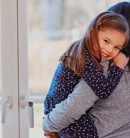 Una mamma con una bella bambina concepita con seme di donatore di Cryos Una mamma con una bella bambina concepita con seme di donatore di Cryos