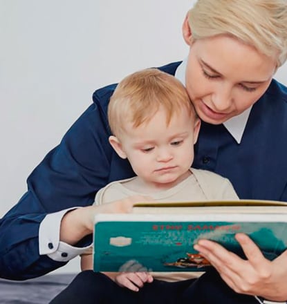 Una mamma felice con un bambino concepito grazie all'aiuto di un donatore, di una clinica di fertilità e di Cryos Una mamma felice con un bambino concepito grazie all'aiuto di un donatore, di una clinica di fertilità e di Cryos
