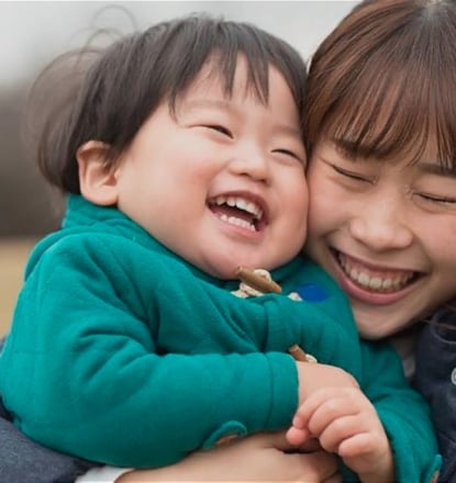 Cryos精子バンク及び不妊治療クリニックの助けにより生まれたお子さんとお母さん Cryos精子バンク及び不妊治療クリニックの助けにより生まれたお子さんとお母さん