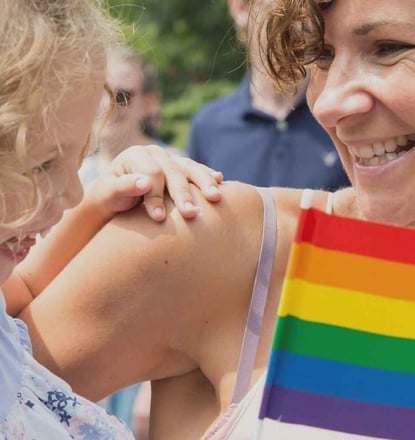 Moeder met prachtige dochter in haar armen – een kind met donorsperma van Cryos-spermabank Moeder met prachtige dochter in haar armen – een kind met donorsperma van Cryos-spermabank
