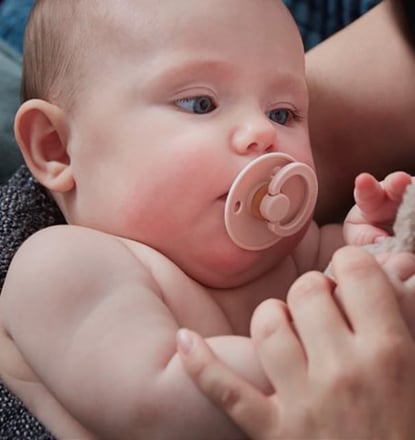 Mãe com bebé Cryos após tratamento de fertilidade com esperma de doador de alta qualidade
