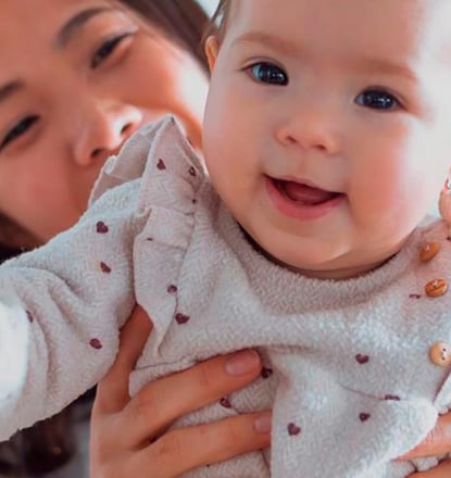 妈妈抱举着通过使用Cryos捐献者精子出生的漂亮的小宝贝 妈妈抱举着通过使用Cryos捐献者精子出生的漂亮的小宝贝