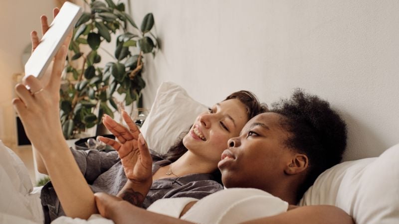 Toekomstige lesbische ouders kijken naar vruchtbaarheidsklinieken