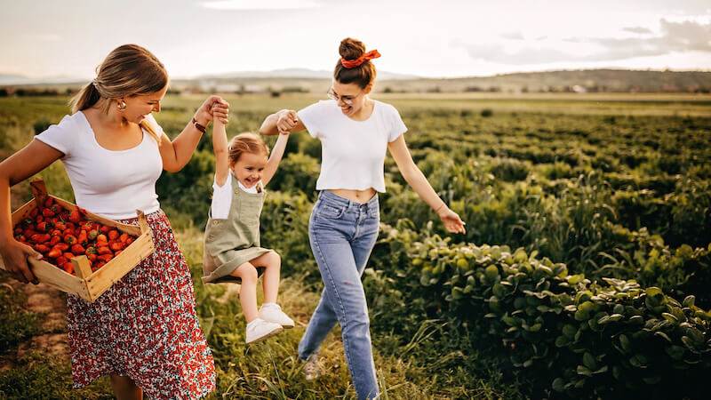 Mamme lesbiche con il loro bambino concepito con l'aiuto di un donatore di seme
