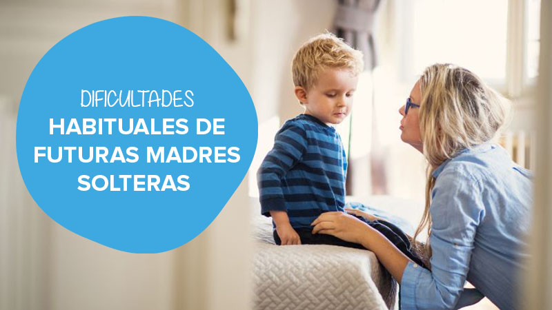 Madre soltera por elección hablando con su hija