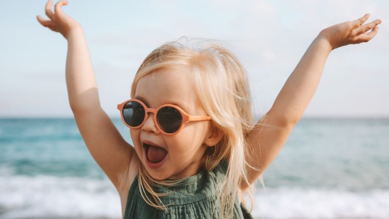 Niño, concebido con esperma de donante, en la playa