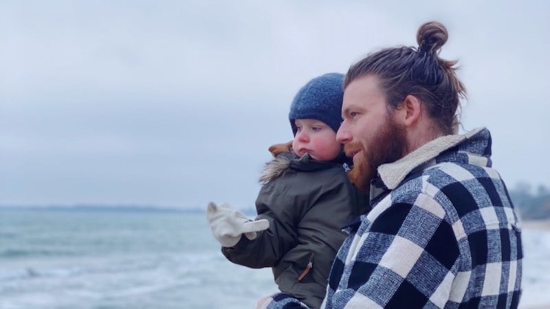 Fredrik came into the world with the help of a sperm donor. Here he is at the beach with his own son Viggo Tom
