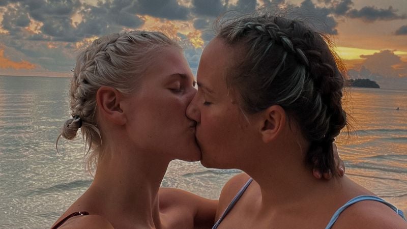 Julie en Camilla op het strand