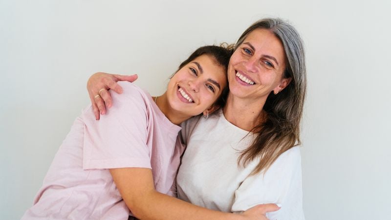 Twee vrouwen in een relatie die wederzijdse IVF-behandeling ondergaan