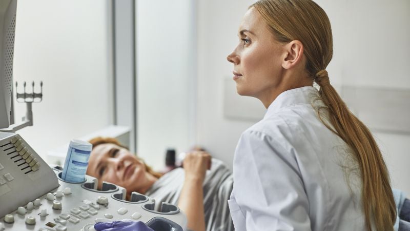 Mujer sometiéndose a un tratamiento de fertilidad