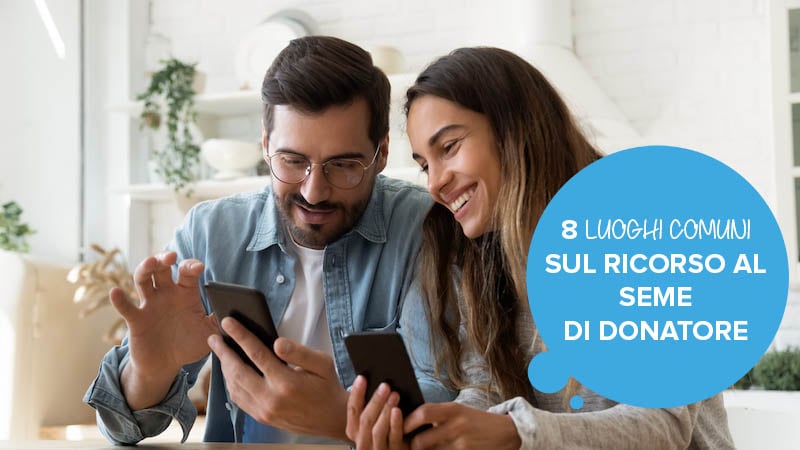 Due persone leggono informazioni sul ricorso al seme di donatore.