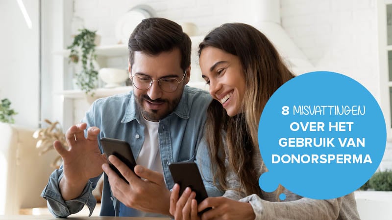 Twee mensen die lezen over het gebruik van donorsperma.