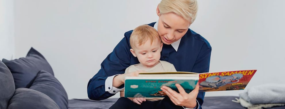 Madre feliz con niño concebido con donante tras la ayuda recibida de una clínica de fertilidad y del banco de esperma Cryos Madre feliz con niño concebido con donante tras la ayuda recibida de una clínica de fertilidad y del banco de esperma Cryos