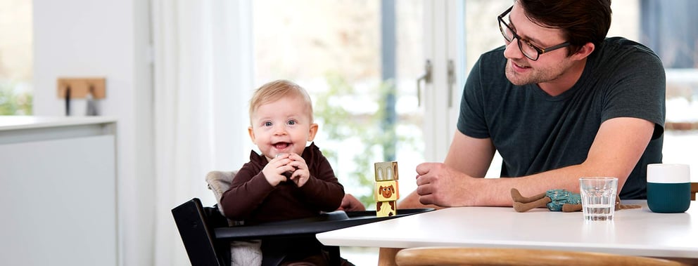 Père avec son enfant conçu à l’aide d’ovules d’une donneuse de Cryos