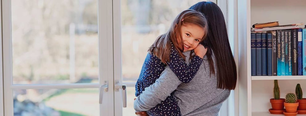 Mãe com a sua linda filha ao colo - uma criança concebida com esperma de doador do banco de esperma da Cryos Mãe com a sua linda filha ao colo - uma criança concebida com esperma de doador do banco de esperma da Cryos
