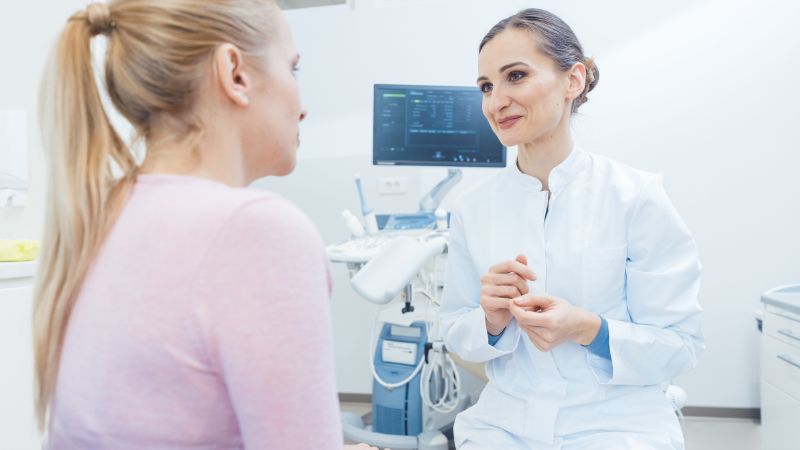 Patient, som taler med en fertilitetslæge