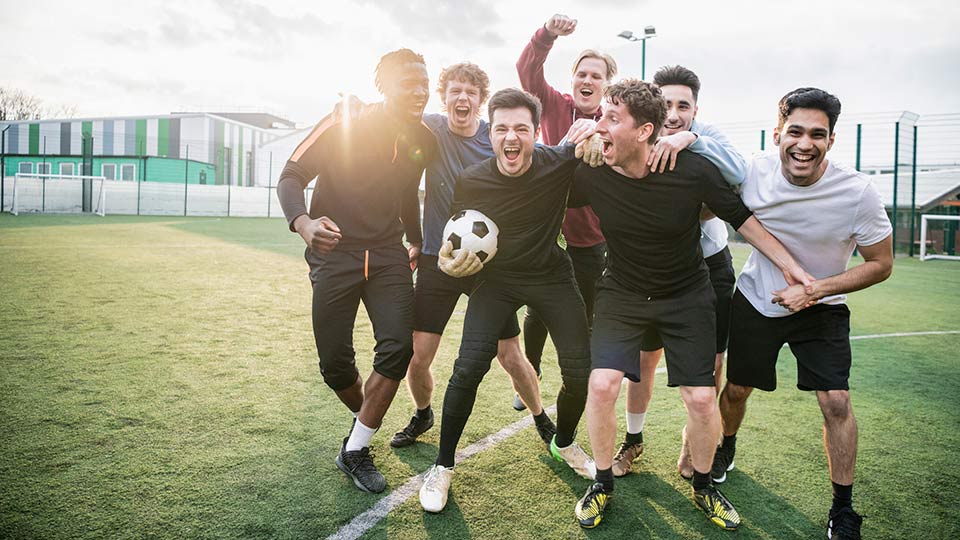 Sportshold af unge mænd - Sædbanken Cryos sponserer lokalsport
