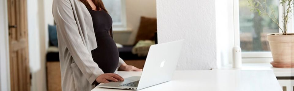 En gravid kvinde der rapporterer sin graviditet